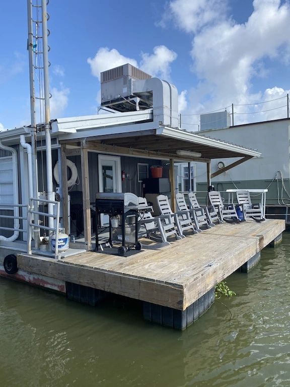 Ly'An High Lodge A Premier Houseboat Rental at Venice Marina