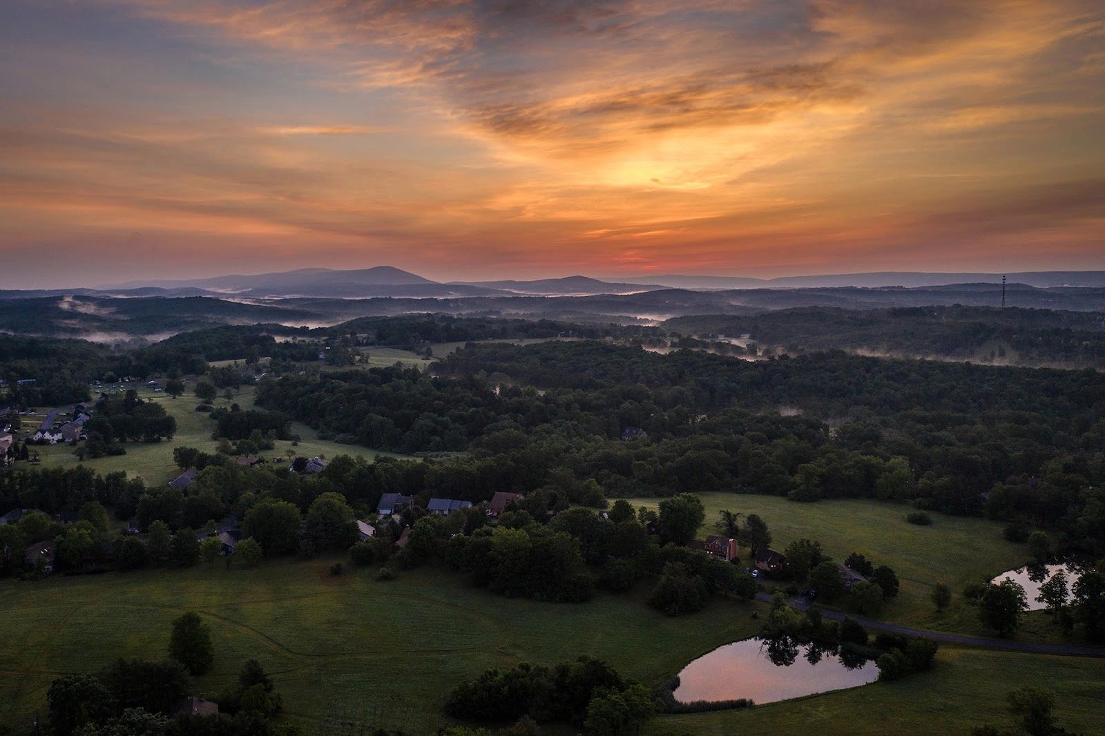 //img1.wsimg.com/isteam/ip/79e8427a-900d-4d39-a2b0-7cb86709265a/20200606_sunrise_lake-holiday_mavic_0009%20-%20Eri.jpg/:/cr=t:0%25,l:0%25,w:100%25,h:100%25/rs=w:1300,h:800