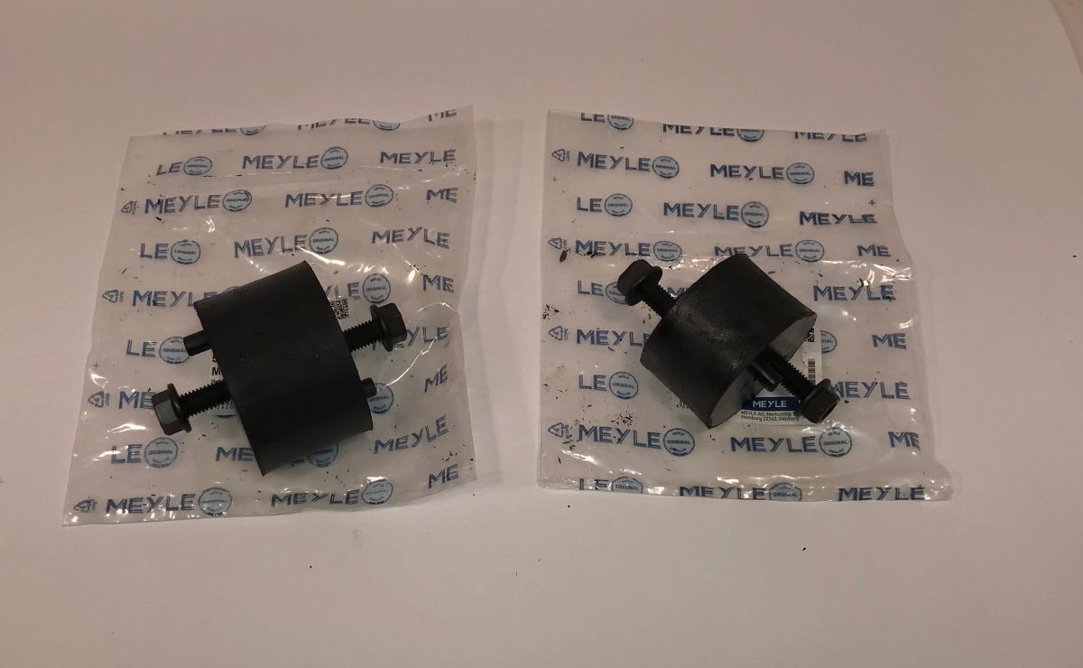 Volvo 240 Engine Mount Rubber Bushes Left & Right Pair