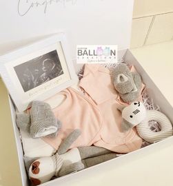 Includes
1x Large gift box
1x Cotton baby blanket
1x Cuddle toy
1x Ring toy
1x Pair booties
1x Pair 