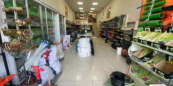 Bahçe malzemeleri ve sulama hortumları satan dükkân içi.