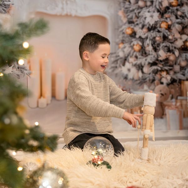 “Family Christmas mini session at Taro Leisure Centre Petersfield by Anna Martin Photography”