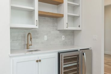 Wet bar in house for sale in Oak Tree Country Club.