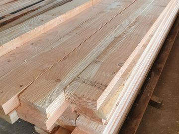 Planche de bois empilées dans un atelier.