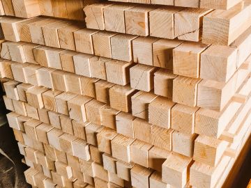 Pile de planches de bois empilées soigneusement.