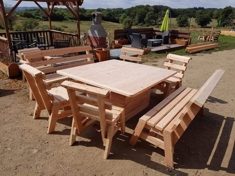 table carree bancs.jpeg