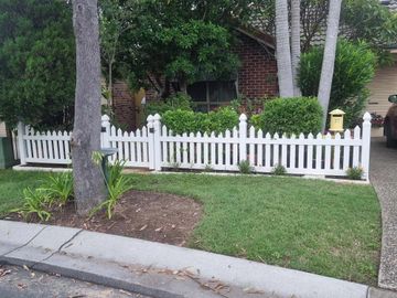 Picket fencing 