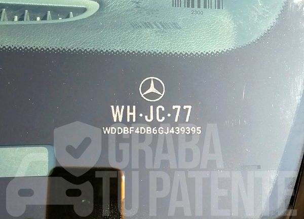Parabrisas grabado con patente, chasis y marca