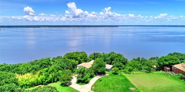 Image of homes overlooking Lake Texoma