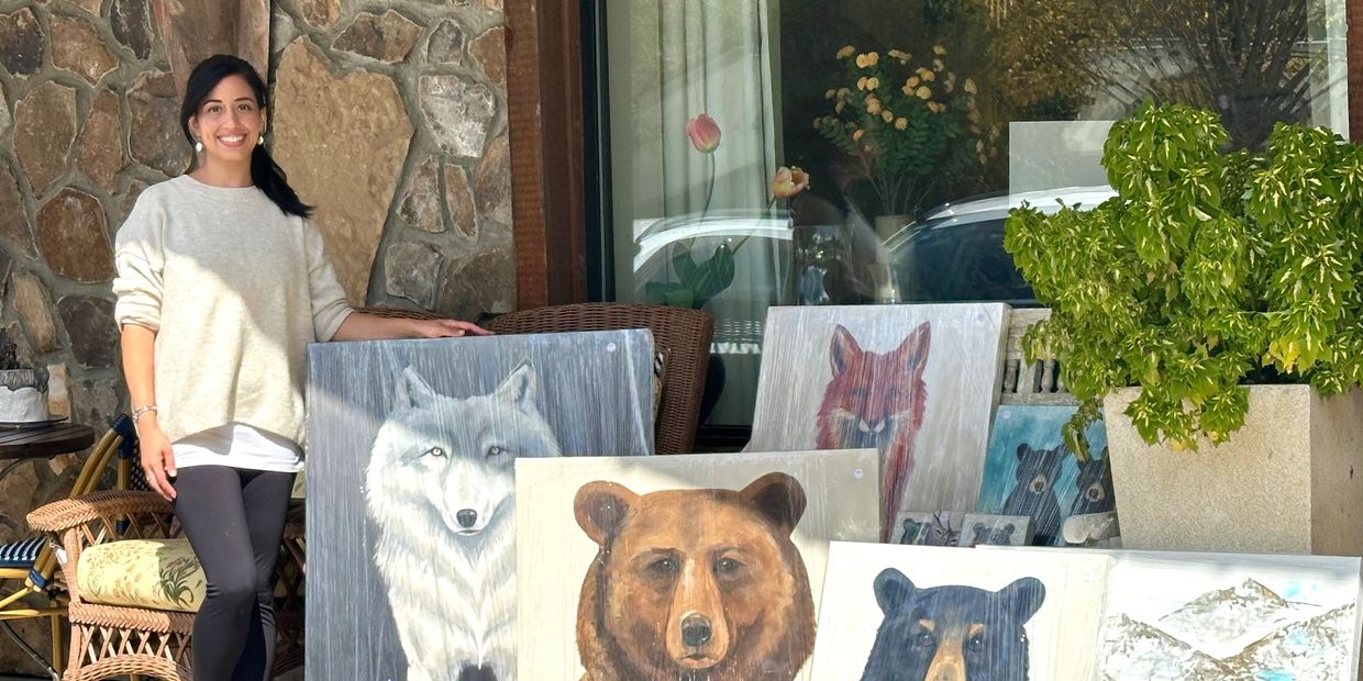Jasmine Shammay delivering original wildlife paintings to Full House Gallery in Highlands NC