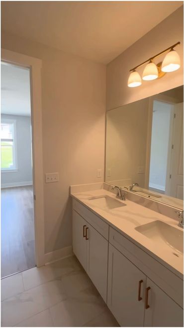 1st Bathroom in reserve, oxford mississippi property of Collegiate Management