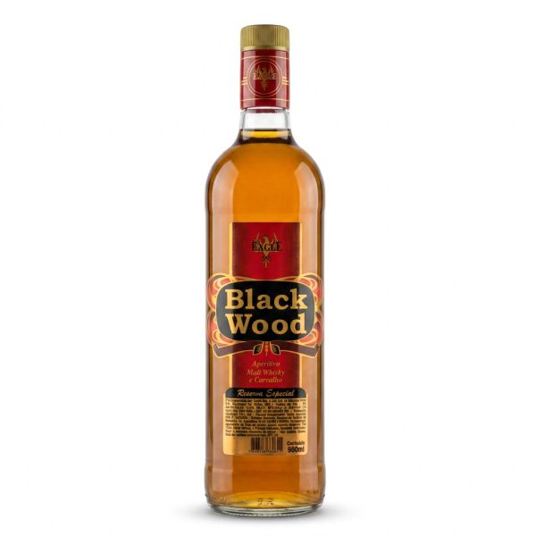 Garrafa de Black Wood whisky escocês.
