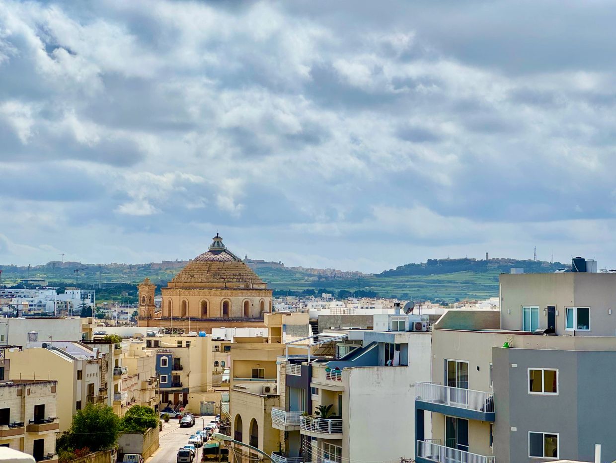 Veduta panoramica di un quartiere con una grande cupola.