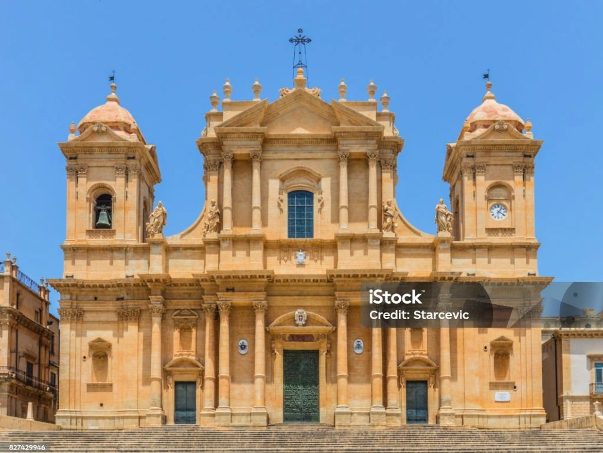 Facciata imponente di una cattedrale barocca con due torri e cielo limpido.