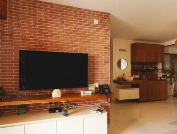 BRICK WALL LIVING ROOM BY  WABISABI-SPACES INTERIOR DESIGN STUDIO