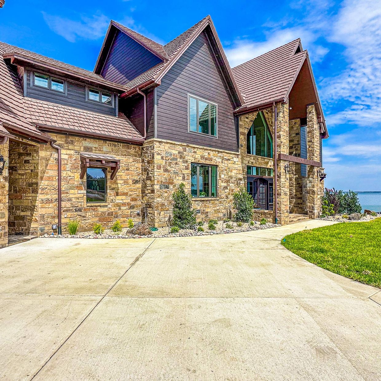 Custom waterfront property on Richland Chambers Lake Corsicana Tx privated gated community