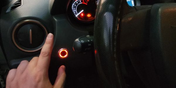 Ingresando huella digital en cortacorriente biométrico