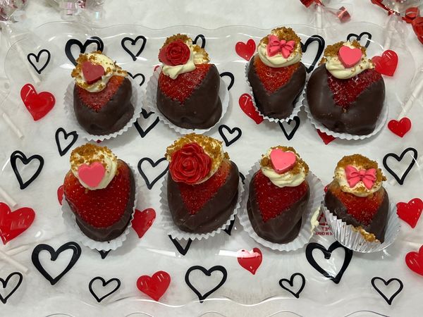 Cheesecake stuffed chocolate dipped strawberries 🍓 
