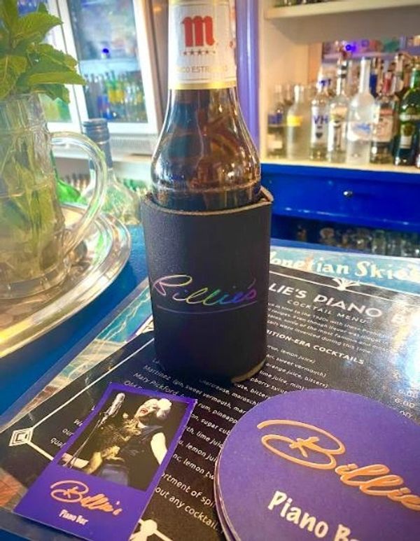 Keep your bottle of beer or can of soda cold with our neoprene coozie.

Mantén fría tu botella de ce