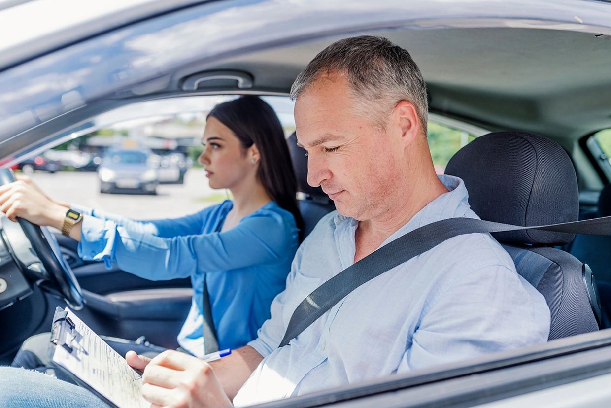 Book manual driving lessons in Hemel Hempstead - female driving instructor