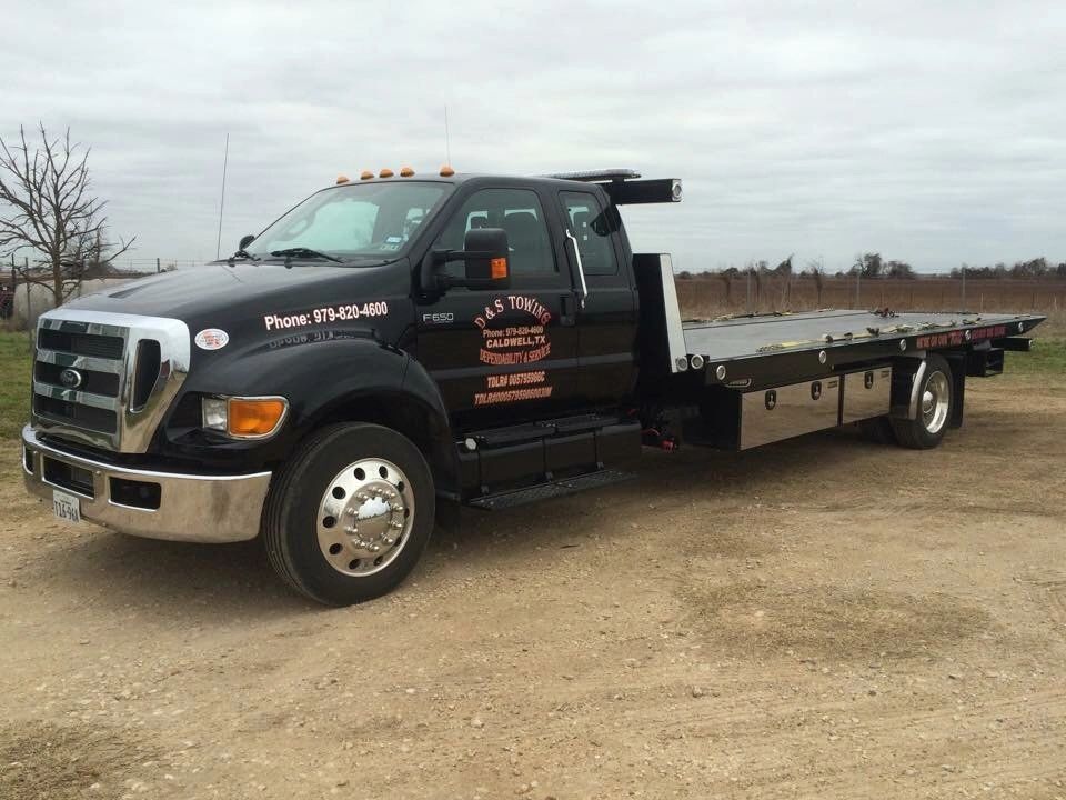 D & S Towing logo