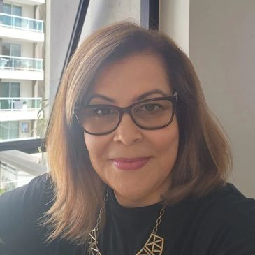 Imagem da dra Claudia Cople, nutricionista clínica especializada na saúde mental.