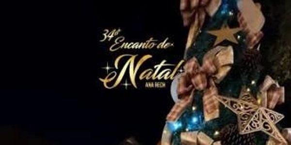 Evento de Natal com árvore decorada e texto em dourado.