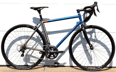 SPECTRUM TOM KELLOGG TITANIUM
BUILD: ULTEGRA 11 COMPACT
WEIGHT: 18.17 LBS 