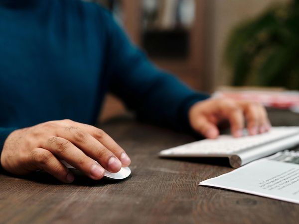 Job seeker applying for jobs online