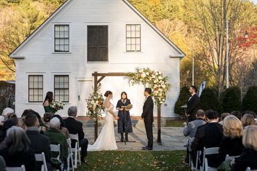 Twigs et fleurs: 
Wedding ceremony at Woodstock Inn

