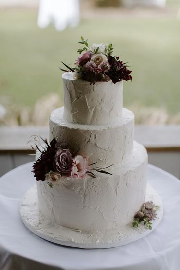 Wedding cake with dahlias, roses, agonis and lisanthus. 
