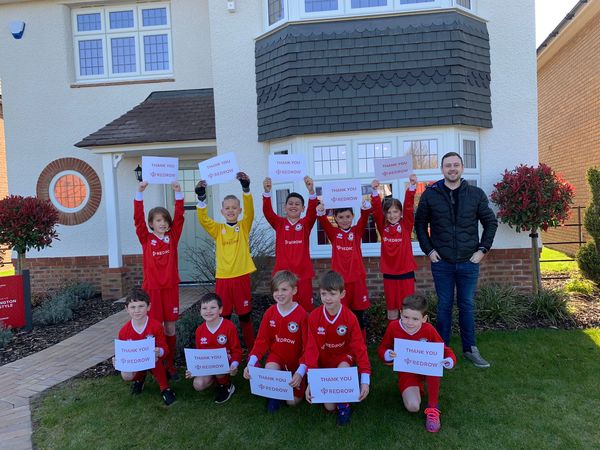 Our U9 team looking very smart in their brand new kit sponsored by Redrow (taken 02/04/2022)