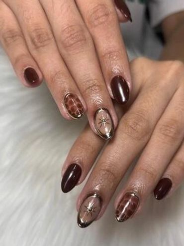 Trendy brown and tortoiseshell nail art with metallic gold celestial starburst designs, by Cute Cut 