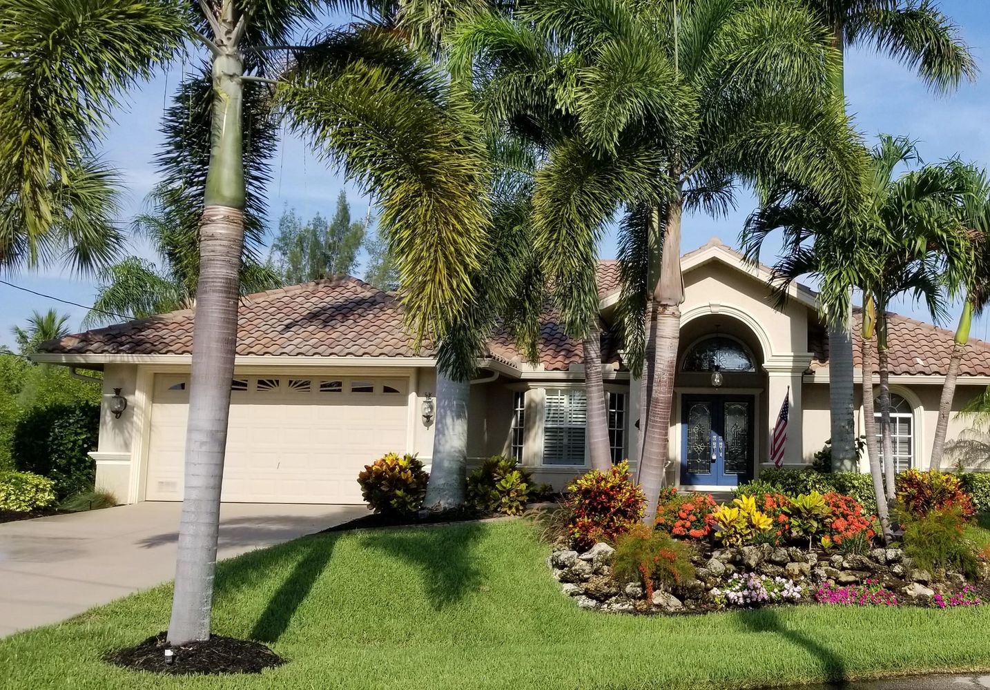 Pineapple Palace

Three Bedroom-2 bathroom  home on the Cape Coral canals