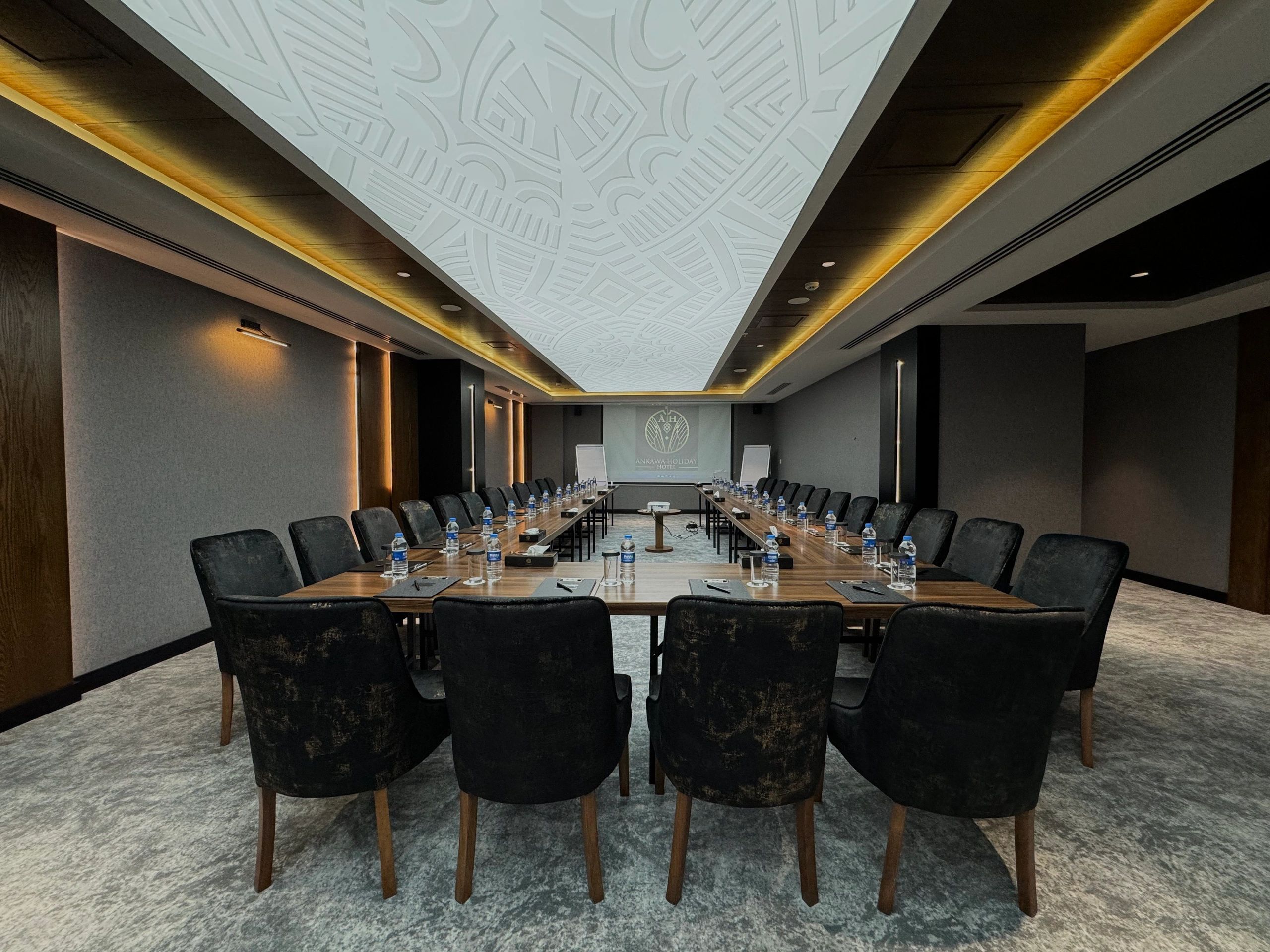 Meeting Room / قاعة الاجتماعات