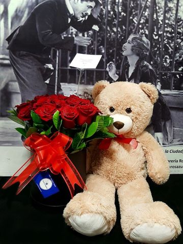 DESCRIPCIÓN:  
Sabemos que le encantara este clásico, Box con 18 rosas acompañado con un tierno oso 