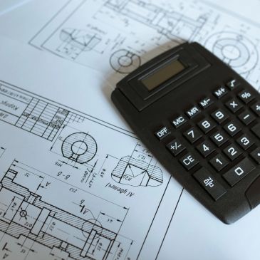 Calculadora sobre planos técnicos de ingeniería.