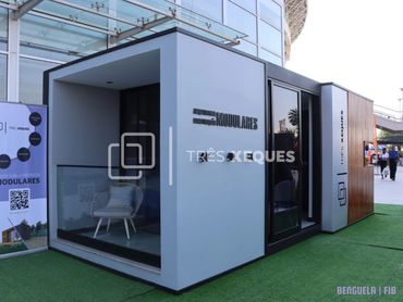 Projeto modular da Três Xeques em Benguela, Angola, com contentores reciclados e design sustentável.