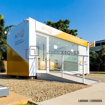 ATM Center modular da Três Xeques em Luanda, Angola, com contentores reciclados e design sustentável