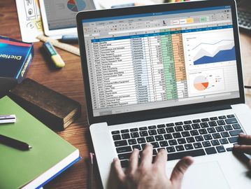 <a href="https://www.freepik.es/foto-gratis/empresarios-que-trabajan-finanzas-contabilidad-analizan-