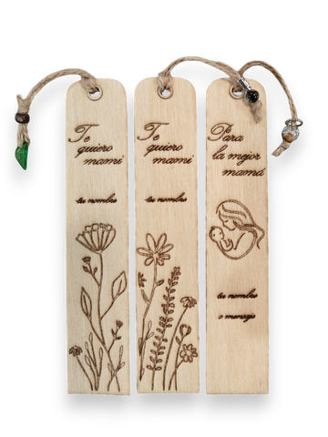 Wooden bookmarks engraved with floral designs and heartfelt messages in Spanish.