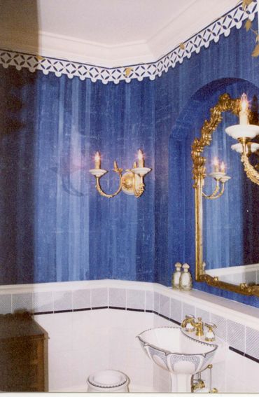 A beautiful blue color border on the wall of a bathroom