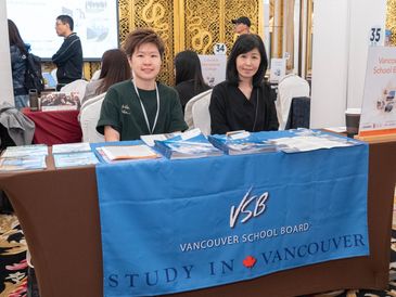 两位女士在温哥华学校委员会展台。