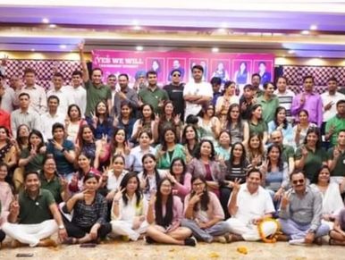 Kavita Bali with Her Team of Achievers at a VLCC Wellscience Event | Network Marketing Leaders | 