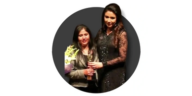 Vandana Luthra awarding Crown Diamond Director Trophy to Kavita Bali | VLCC Wellscience Achievement