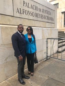 Pareja frente al Palacio de Justicia Alfonso Reyes Echandía.