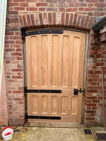 Solid oak arched doorway made by Eclipse Carpentry Ltd in our Hampshire joinery workshop
