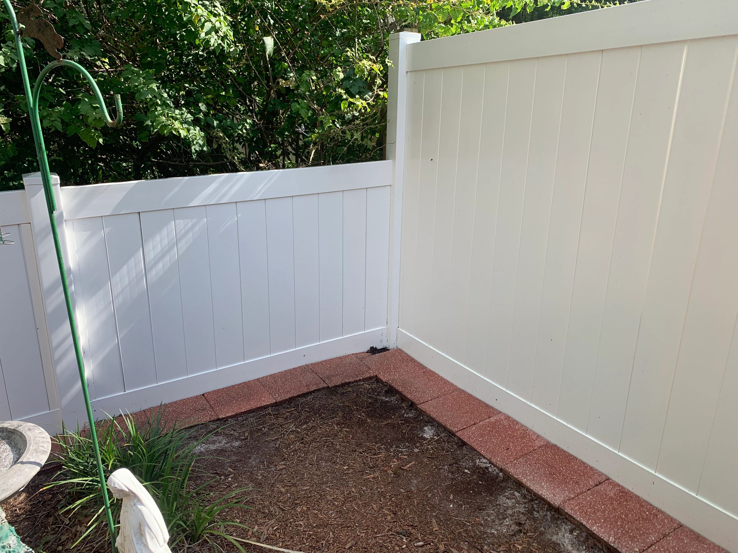 Vinyl fence corner after pressure washing