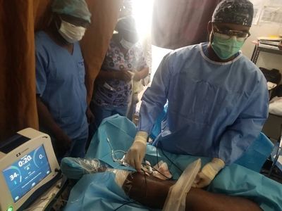 Dr Ninalowo treating patients at UCH ibadan