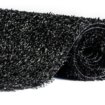 Tapete preto com textura áspera enrolado.